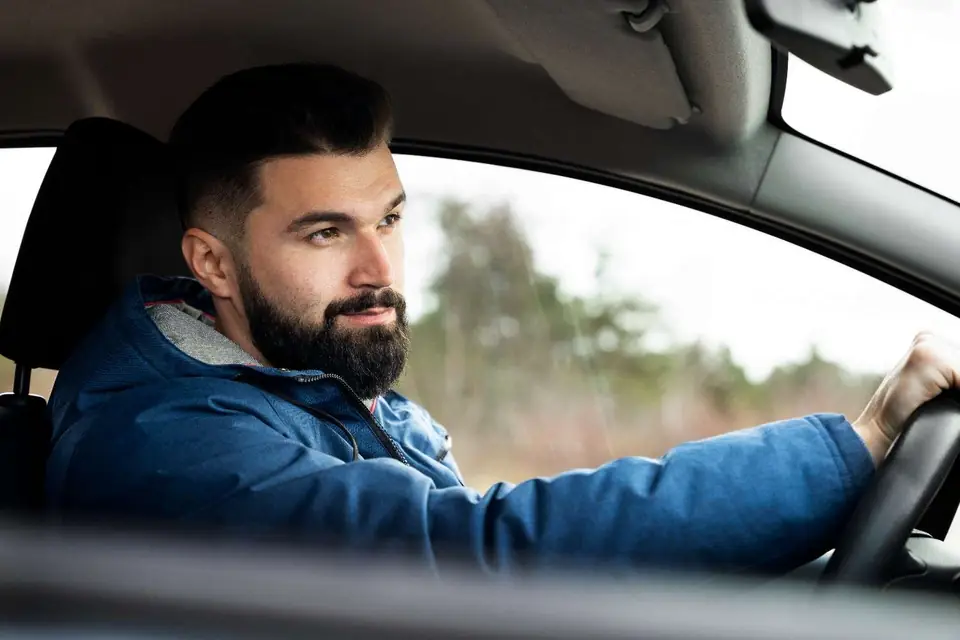 Driver at the wheel of a private hire car